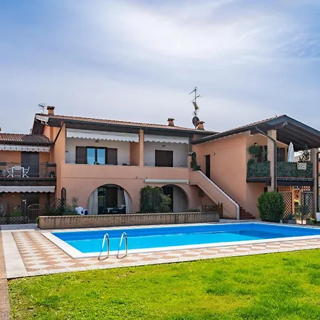 Valtenesi - Pool - By Host4u * מנרבה דל גארדה